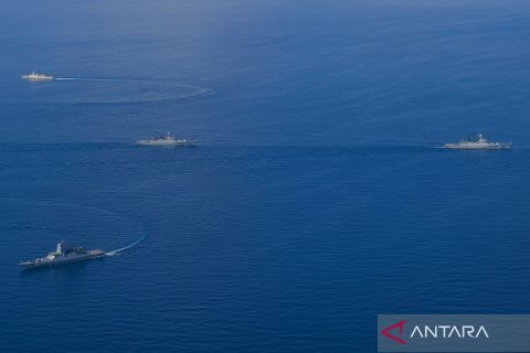 Formasi latihan bersama TNI AL dan Angkatan Laut Rusia Orruda 2024 di perairan Jawa Timur