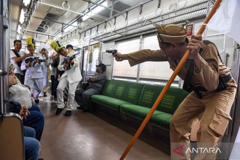 Aksi teatrikal Hari Pahlawan di KAI Commuter