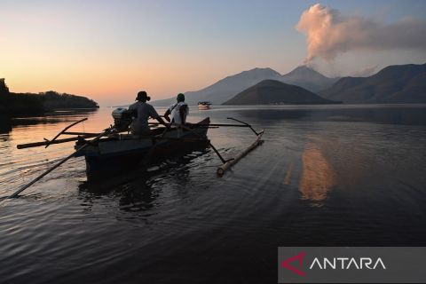 Gunung Lewotobi Laki-laki masih mengalami erupsi dan keluarkan lava pijar serta kolom letusan sekitar 1.000 meter