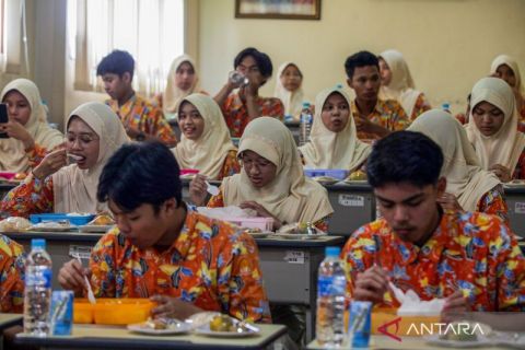 SMA Muhammadiyah 1 di Sidoarjo mengikuti program makan siang bergizi