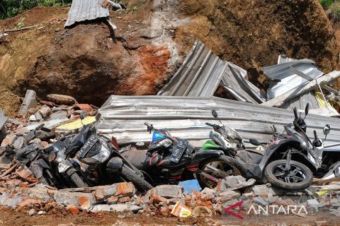 Empat orang  meninggal dan puluhan sepeda motor tertimbun akibat tanah longsor di Purworejo