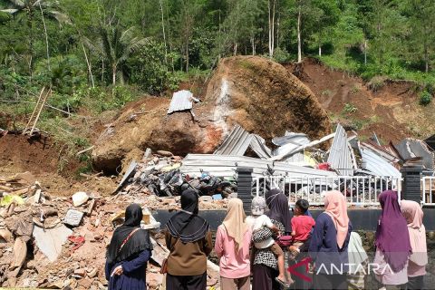 Akibat hujan deras, empat tewas dan puluhan sepeda motor tertimbun material longsoran di Purworejo, Jateng
