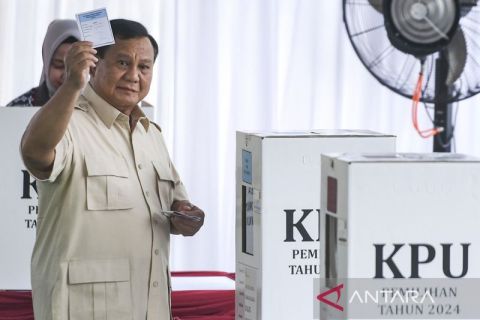 Presiden Prabowo gunakan hak pilihnya di TPS 008, Desa Bojong Koneng, Bogor, Jabar