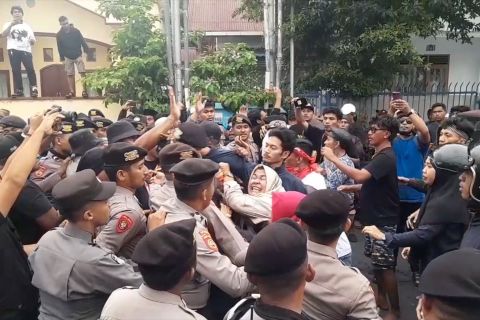 Polisi bubarkan unjuk rasa pendukung calon Gubernur Malut