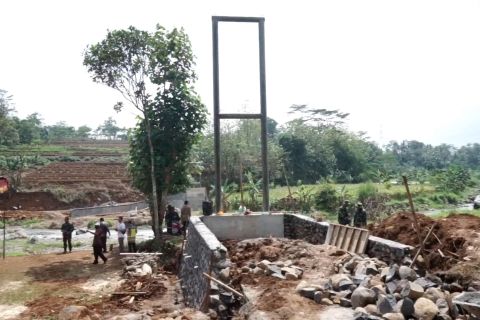 Akhirnya jembatan gantung Desa Kranggan di Batang dibangun