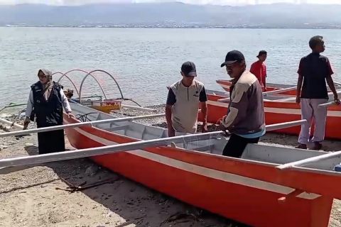 Pemkot Palu salurkan bantuan perahu demi naikkan hasil tangkap nelayan