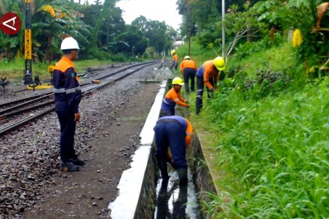 PT KAI Daop 9 antisipasi bencana hidrometeorologi di perlintasan KA