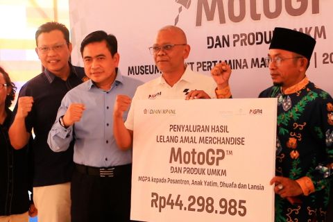 Raup Rp84 juta, KPKNL serahkan hasil lelang merchandise MotoGP 2024