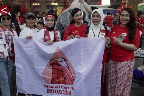 Hujan tak surutkan suporter timnas datang ke GBK