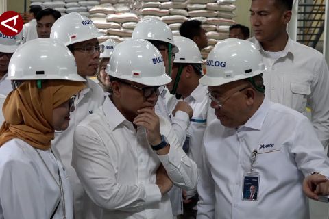 Tinjau gudang Bulog, Zulhas pastikan stok beras aman hingga Desember
