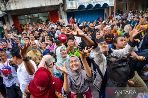 Kemeriahan berbagi bungkusan gula saat tradisi Serak Gulo di Padang