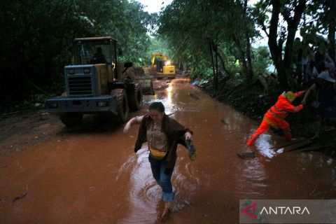 Bencana tanah longsor di Sukabumi renggut dua korban jiwa