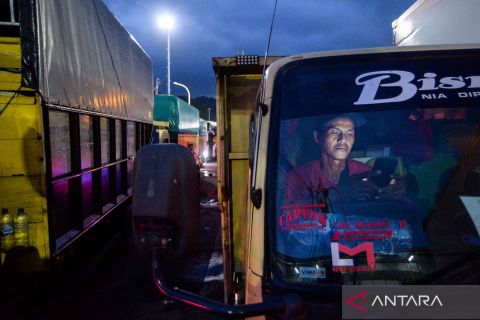 Cuaca buruk berdampak antrean panjang kendaraan di pelabuhan Merak