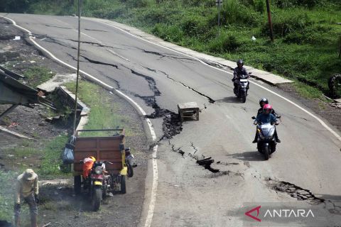 Begini kondisi jalan retak dan amblas di Sukabumi akibat pergerakan tanah