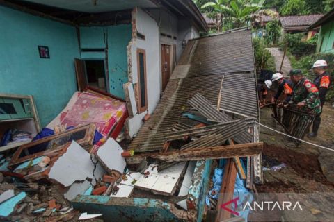 Puluhan rumah dan satu masjid rusak akibat terdampak pergerakan tanah di Sukabumi