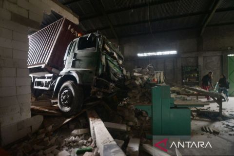 Truk kontainer tabrak sebuah gudang di Boyolali