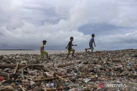 Sampah terdampar akibat gelombang tinggi di perairan Banten