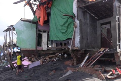 166 rumah warga pesisir Kota Mataram terdampak abrasi dan banjir rob