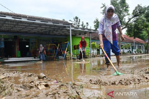 Dampak banjir akibat sungai meluap dan tanggul jebol di Ponorogo