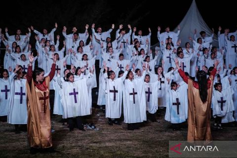 Ratusan jemaat ikuti perayaan Natal Gereja Tiberias di Manado