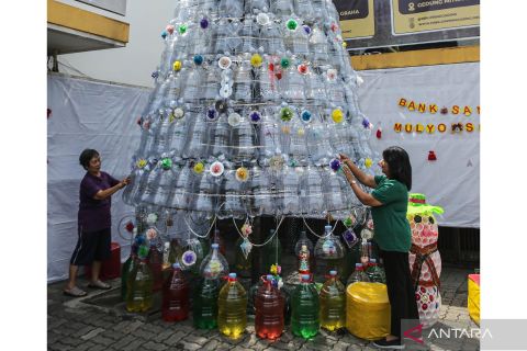 Kreasi pohon natal berbahan limbah plastik