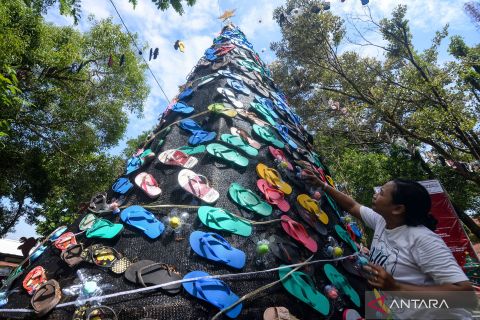 Uniknya hiasan pohon natal dari sandal jepit