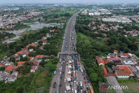 Beginilah antrean kendaraan di pintu Tol Cikupa jelang libur Natal dan Tahun Baru 2025