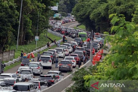 Polisi berlakukan sistem satu arah untuk mengurai kemacetan menuju jalur wisata Puncak Bogor