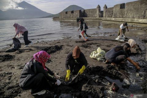 Bersih-bersih cagar budaya Benteng Kalamata