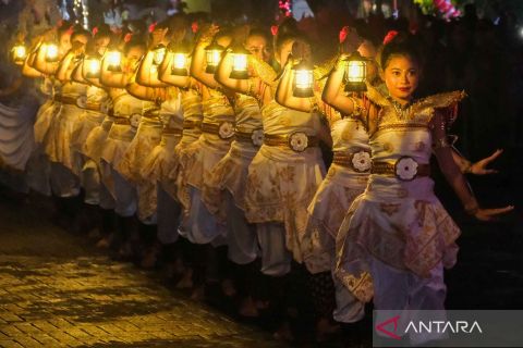 Pagelaran tari kolosal Surya Candra di pembukaan Denpasar Festival 2024