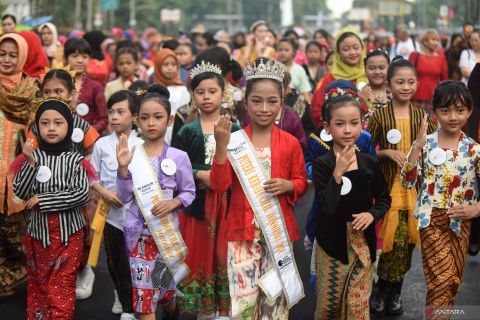 Pawai kebaya lintas generasi dengan peserta terbanyak dicatat di rekor MURI