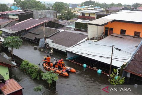 Ribuan warga mengungsi akibar banjir melanda tiga kecamatan di Makassar