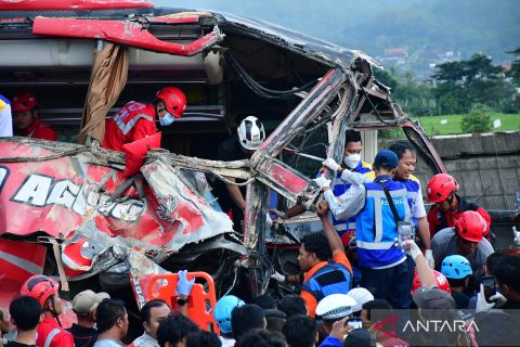 Kecelakaan bus pariwisata dan truk di ruas Tol Pandaan Malang