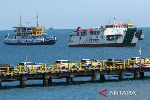 Diperkirakan malam ini terjadi puncak arus angkutan Natal dan Tahun Baru 2025 di Pelabuhan Ketapang, Banyuwangi