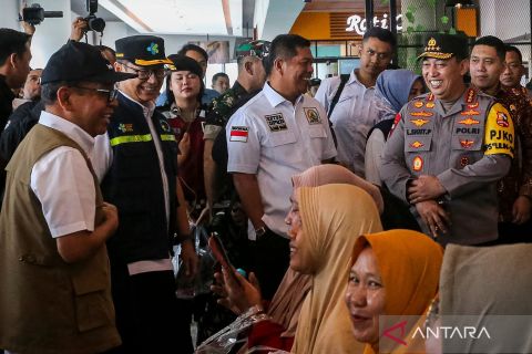 Menko PMK tinjau Pelabuhan Merak saat libur akhir tahun