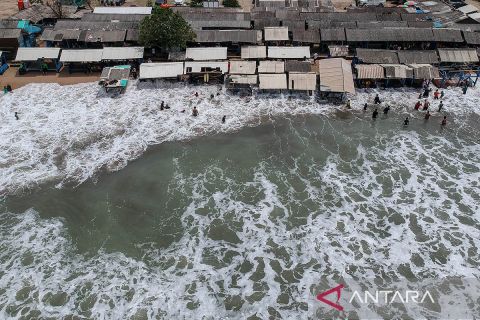 Himbauan waspadai gelombang tinggi di perairan Anyer-Tanjung Lesung