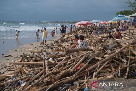 Sampah kiriman berserakan di Pantai Kuta