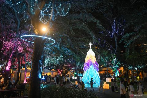 Instalasi cahaya di Urban Forest Cipete jadi tujuan wisata alternatif saat libur Natal & Tahun Baru