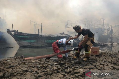 Sebanyak 13 kapal nelayan terbakar di Tegal