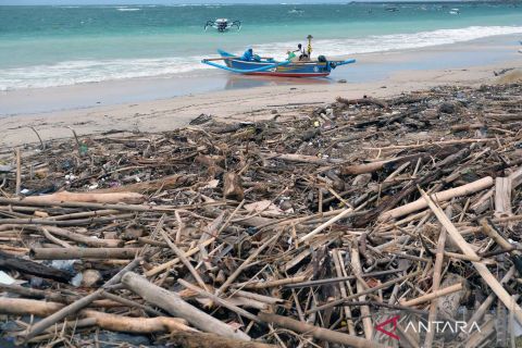 Begini kondisi sampah kiriman di Pantai Kedonganan Bali