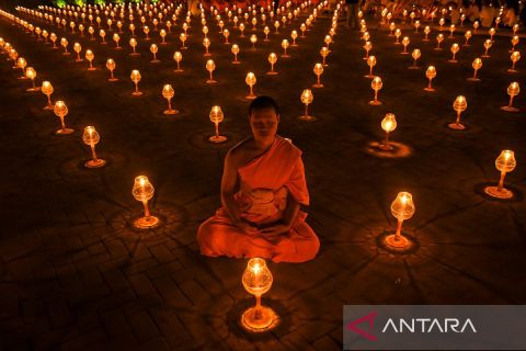 Prosesi Lilin Kedamaian Pabajja Samanera di Kota Tangerang