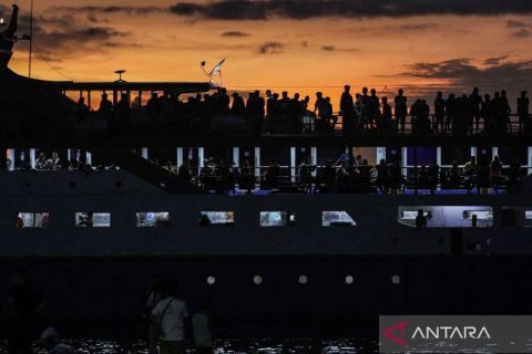 Puncak arus mudik libur Tahun Baru di Pelabuhan Manado