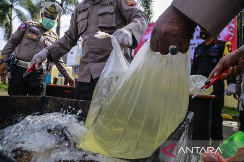 Polres Ternate musnahkan 7.000 liter miras sitaan