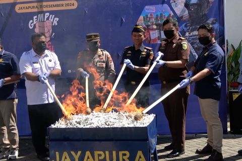 Bea Cukai Jayapura musnahkan rokok dan minuman ilegal