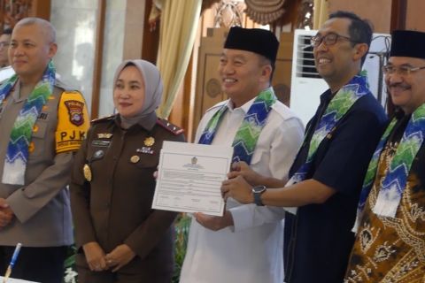 Gubernur Kalsel serahkan DIPA dan TKD 2025 Rp38,70 triliun