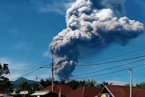 Gunung Dukono kembali lontarkan abu vulkanik setinggi 3.000 meter