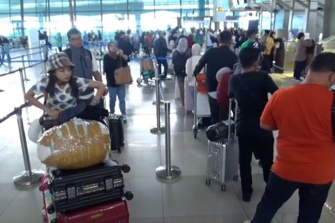 Puncak arus liburan, Bandara Soetta dipadati ratusan ribu penumpang