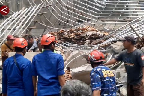 Bangunan Toko Besi di Solo roboh, 8 jadi korban dan satu meninggal