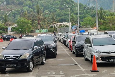 Dermaga Eksekutif Pelabuhan Merak dipadati kendaraan pribadi