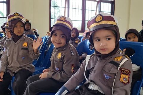 Isi waktu liburan, anak-anak Lhokseumawe kunjungi Mako Brimob